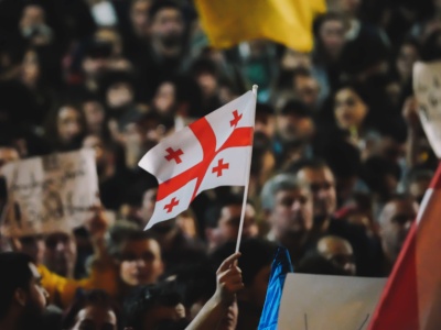 Europejski kraj znalazł się na rozdrożu. Może wpaść w ramiona Rosji