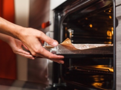 Włóż plasterek cytryny do piekarnika. Szybko pozbędziesz się uciążliwego problemu