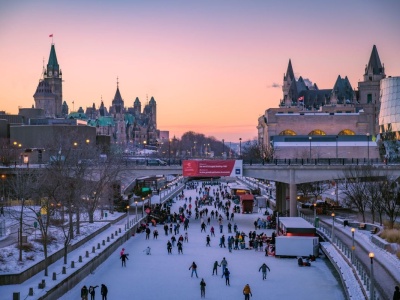 To najdłuższe lodowisko na świecie. Mieszkańcy jeżdżą przez nie do pracy, a turyści zwiedzają miasto