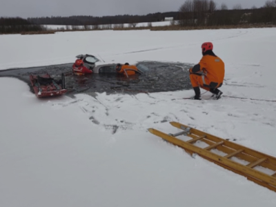 Jeździli autem po zamarzniętym jeziorze. Lód nie wytrzymał