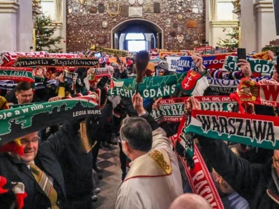 Rośniemy w siłę! Nie dla antypolskich redukcji programów nauczania. Ks. Wąsowicz na pielgrzymce kibiców