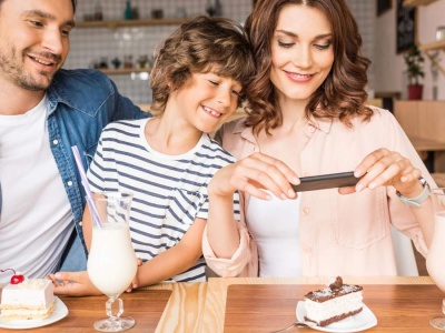 Niemiecka sieć restauracji walczy z telefonami przy stole. Darmowe napoje dla rodzin