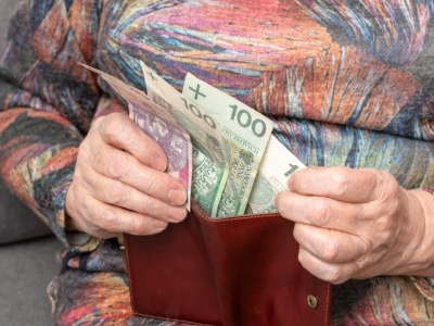 Ci seniorzy mogą liczyć na dodatkowy zastrzyk gotówki. Wypłaty już niedługo