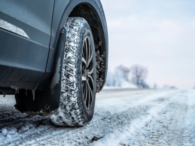 Mandat za jazdę na letnich oponach zimą? Sprawdź, co grozi kierowcom