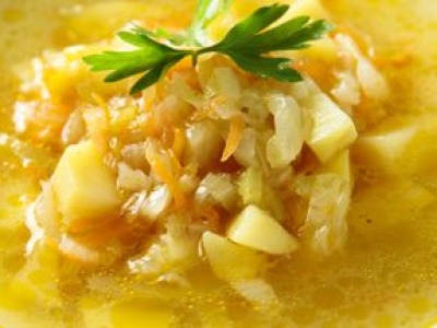 Zamiast mięsa do garnka wrzucam inną wędzonkę. Ten kapuśniak znika z miski w okamgnieniu