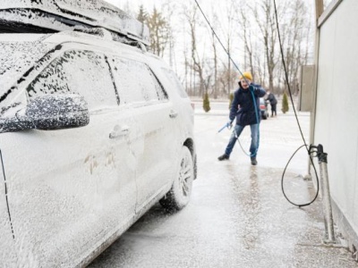 Jak prawidłowo myć samochód zimą? 5 błędów niszczących lakier i podwozie
