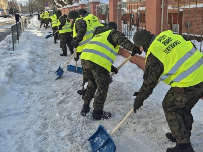Wojska Obrony Terytorialnej w akcji odśnieżania Słupska