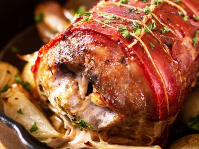 Czosnkowa bomba z piekarnika. Ta rolada boczkowa znika szybciej, niż zdąży ostygnąć