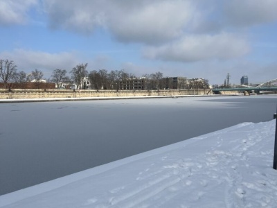 Zamarznięta Wisła w Krakowie. WOPR ostrzega: wchodzenie na lód to śmiertelne zagrożenie