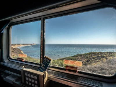 Pociągiem nie tylko po Europie. Ta malownicza trasa kolejowa zachwyca turystów