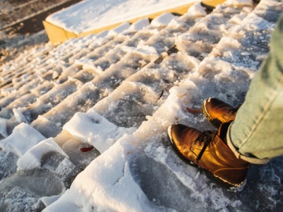 Zamiast solą, sypię schody i podjazd tym. Nie boję się bolesnego upadku