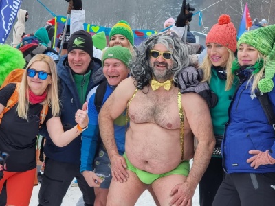 Dookoła siarczysty mróz, a na Czantorii gorąco od wielkich serc. W krótkich gaciach na pomoc Kazikowi | FOTO, WIDEO