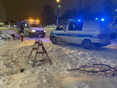 Trzyletnie dziecko bawiło się na śniegu. Nagle wpadło do studzienki