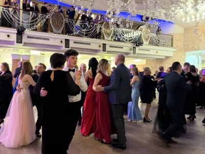 Studniówkowe odliczanie rozpoczęte. Maturzyści z Andrychowa bawili się w Wadowicach