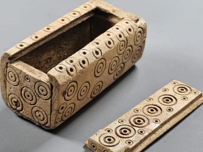 Unikatowe pudełko z kości w rzymskim grobie. Archeolodzy jeszcze nigdy czegoś takiego nie widzieli