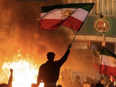 Iran: płoną urzędy i meczety, Strażnicy Rewolucji strzelają, reżim zagrożony upadkiem przez… własny scam?