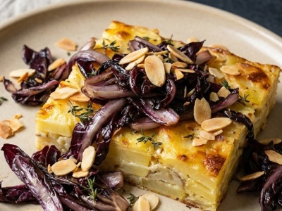 Francuski klasyk w nowej wersji, z topinamburem i radicchio z patelni. Gratin Mateusza Gesslera zrobi wrażenie na gościach