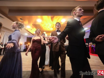 III LO ze Świdnicy rozpoczęło sezon studniówek