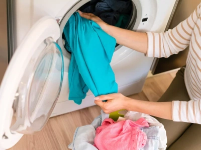 Wirusy zostają w pościeli po chorobie? Ten błąd w praniu popełnia większość Polaków