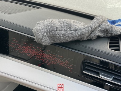 Skarpetki znalazły nietypowe zastosowanie. W zimie mogą przydać się w samochodzie