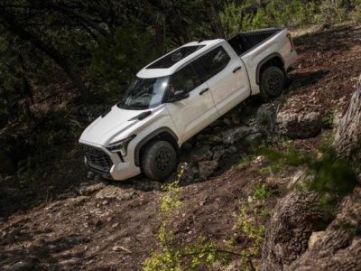 Toyota Tacoma vs Toyota Tundra. Eksperckie porównanie pickupów. Który model wybrać w 2026 roku?