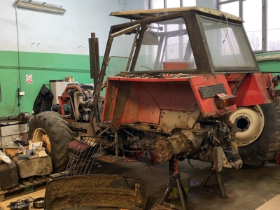 Ursus 1604 z numerem 000001 - w KR Kietrz trwa renowacja ciągnika