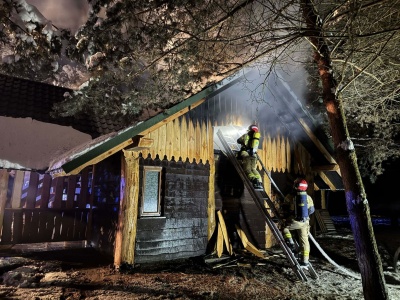 Pożar domku myśliwskiego. Na miejscu sześć zastępów straży pożarnej
