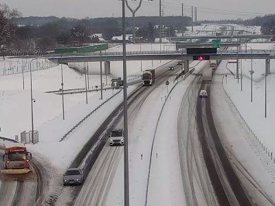 Trudne warunki na drogach regionu. Opady nie ustępują, służby pracują bez przerwy
