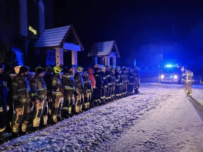 Nocna akcja poszukiwawcza w Ostrowitem. 47-latek odnaleziony dzięki szybkiej reakcji służb