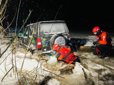 Wjechał na Jezioro Żywieckie. Samochód musieli wyciągać strażacy