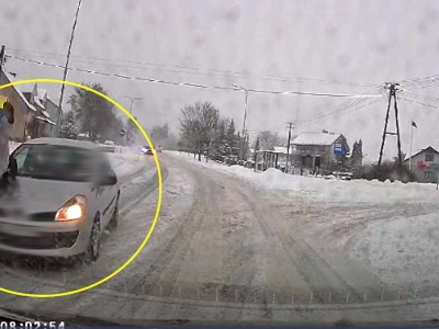 Dramatyczne potrącenie na zasypanym przejściu. Wszystko nagrała kamera