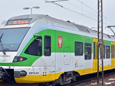 Dramat na Mazowszu. Samochód wjechał pod rozpędzony pociąg