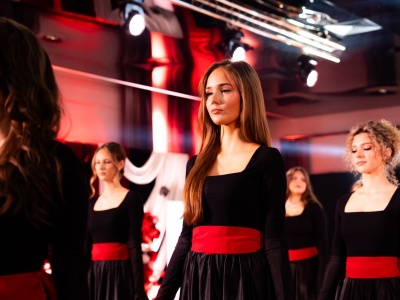 Polonez i zdjęcia ze studniówki III Liceum Ogólnokształcącego im. płk. Dionizego Czachowskiego w Radomiu