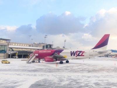 Gdańskie lotnisko przegrało walkę ze śniegiem. Dziesiątki opóźnionych i przekierowanych lotów