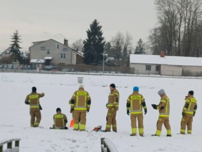 Szkolenie z ratownictwa lodowego w Niwiskach. Strażacy ćwiczyli na zamarzniętym zbiorniku