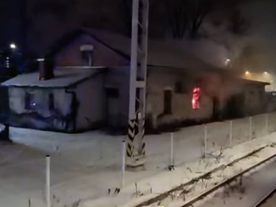 Nocny pożar pustostanu w pobliżu dworca kolejowego w Andrychowie