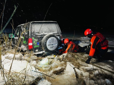 Lód nie wytrzymał. Terenówka utknęła w wodach Jeziora Żywieckiego | ZDJĘCIA