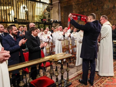 Karol Nawrocki dostał nietypowy prezent od księdza. Zaskakujący finał kazania na Jasnej Górze