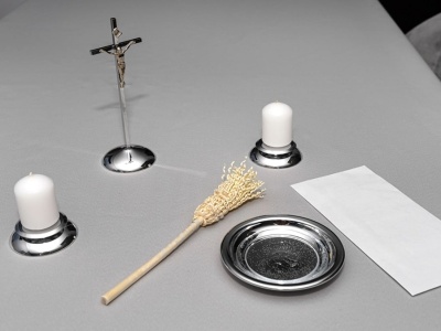 Ile wypada dać księdzu na kolędzie? Odpowiedź wcale nie jest prosta