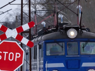 Kierowca Mercedesa zderzył się z pociągiem. Zginął na miejscu
