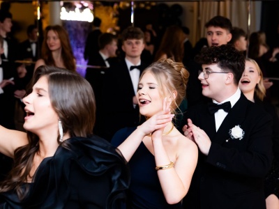 Polonez i zdjęcia ze studniówki Katolickiego Liceum Ogólnokształcącego im. św. Filipa Neri w Radomiu