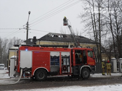 Pożar w budynku Monaru. Kilkanaście osób ewakuowano. W akcji 12 zastępów straży pożarnej