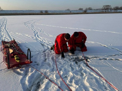 Z lodem nie ma żartów. Strażacy ćwiczyli ratownictwo wodne i apelują o rozwagę