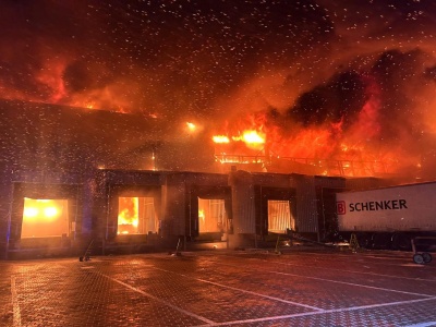 Wielkopolska: Pożar hali magazynowej w Tarnowie Podgórnym. Ogień objął 11 tys. m², na miejscu 50 zastępów straży pożarnej