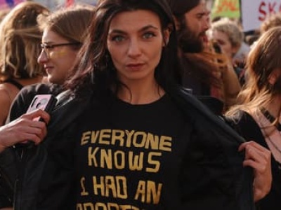 By umniejszyć swoją winę, robili z niej „wariatkę i alkoholiczkę