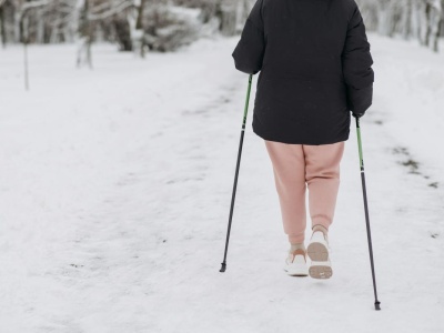 Z kijkami po mieście śmigają już nie tylko seniorzy. Czy nordic walking naprawdę działa?