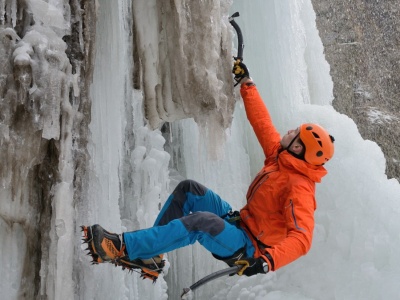 Taka atrakcja zdarza się tylko przy silnych mrozach. W Kielcach powstaje lodospad