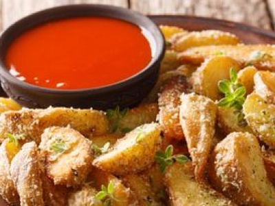 Obsypuję ziemniaki i piekę na chrupko. Pachną tak, że aż sąsiedzi przybiegają po przepis