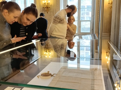 Bezcenne pergaminy zostają w Warszawie dłużej. Historyczny sukces wystawy w AGAD