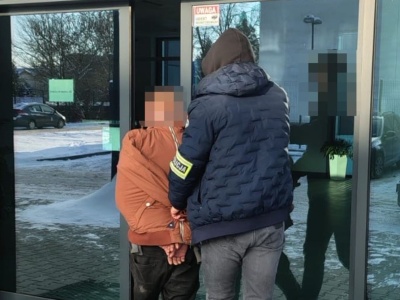 Niefortunny plan 44-latka. Chciał oszukać policję, prosto ze skrzyni na pościel trafił za kratki